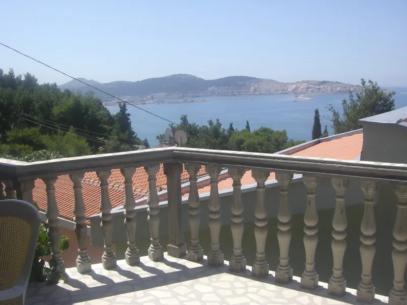 Malerischer Balkon mit Steinbalustrade mit Blick auf das Meer und entfernte Hügel
