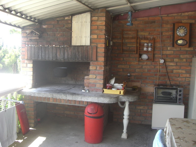 Sommerküche mit gemauertem Grill und Kochbereich auf der überdachten Terrasse des Hauses in Šušanj, Montenegro.