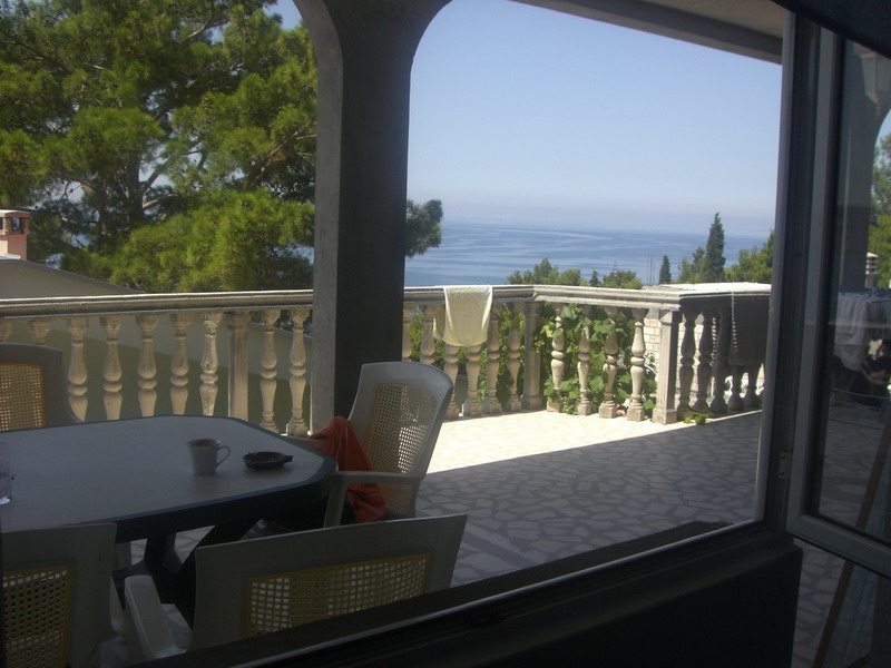 Terrasse mit Balustrade und Meerblick am Haus, Šušanj, Montenegro: Kunststoffmöbel, Steinboden, Grünpflanzen.