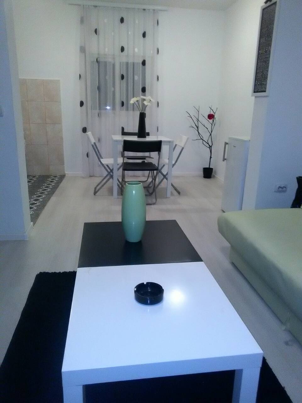 Helles Wohnzimmer in einem Haus in Šušanj, Montenegro: moderne Möbel, Essbereich und minimalistisches Interieur.