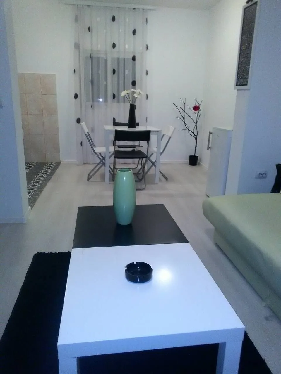 Wohnzimmer mit Couchtisch, Sofa und Essbereich im Hintergrund