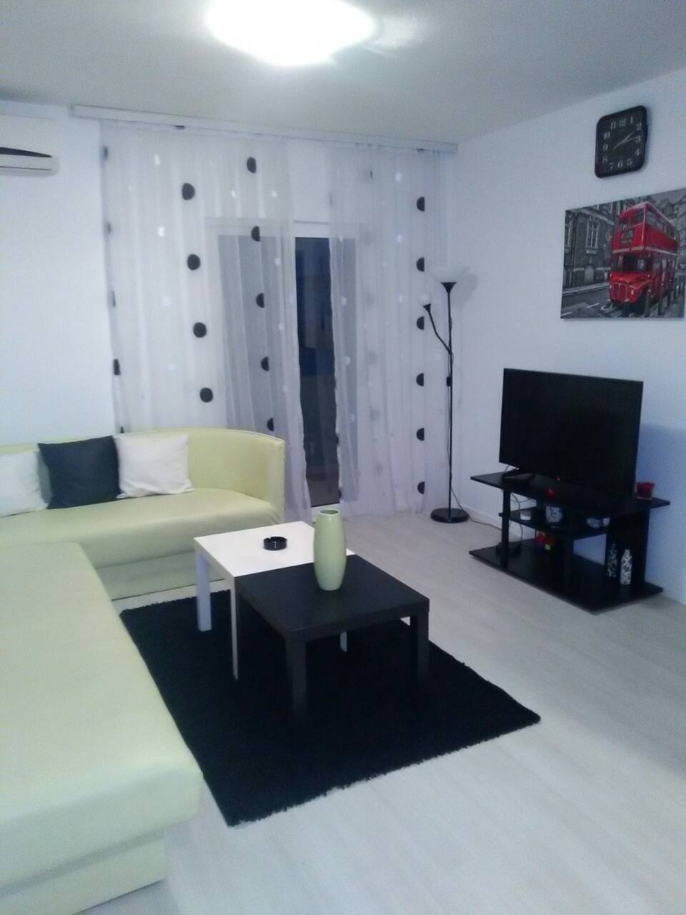 Helles Wohnzimmer in einem Haus in Šušanj, Montenegro: Ecksofa, Couchtische, TV-Bereich und modernes Interieur.