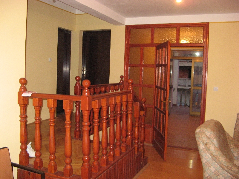 Wohnzimmer mit Holztreppe und Innentüren in einem Haus zum Verkauf, Šušanj, Montenegro.