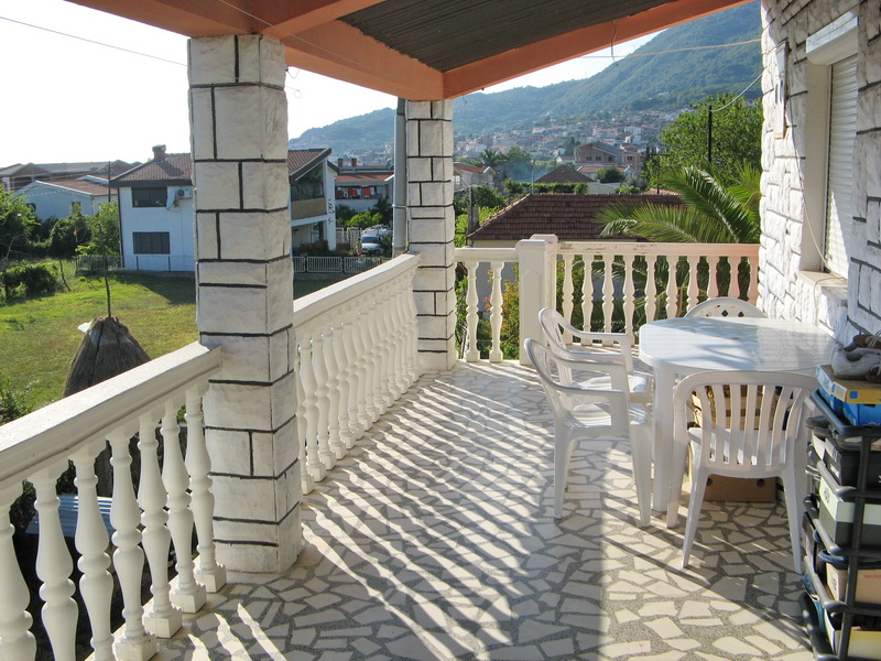 Prostrana terasa sa plastičnim nameštajem i pogledom na planine u kući, grad Bar, Crna Gora.