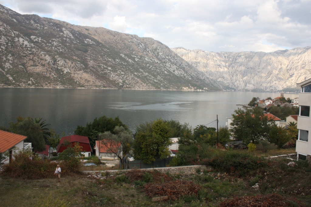 Građevinsko zemljište u Stolivu, Crna Gora, sa panoramskim pogledom na Bokokotorski zaliv i planinski pejzaž.