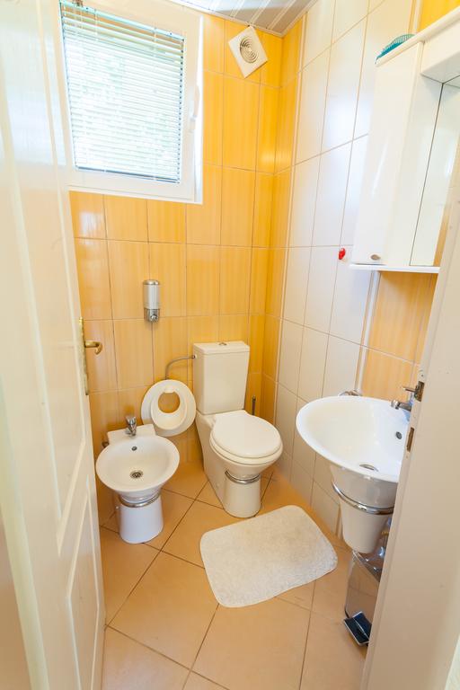 Badezimmer mit gelben Fliesen, Sanitäranlagen und Bidet in einem Haus zum Verkauf in Krymovice, Montenegro.
