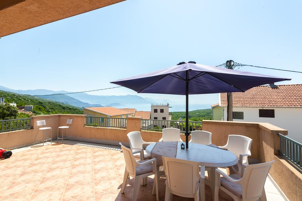Geräumige Terrasse mit Essbereich und Meerblick im Haus, Krumovica, Montenegro.