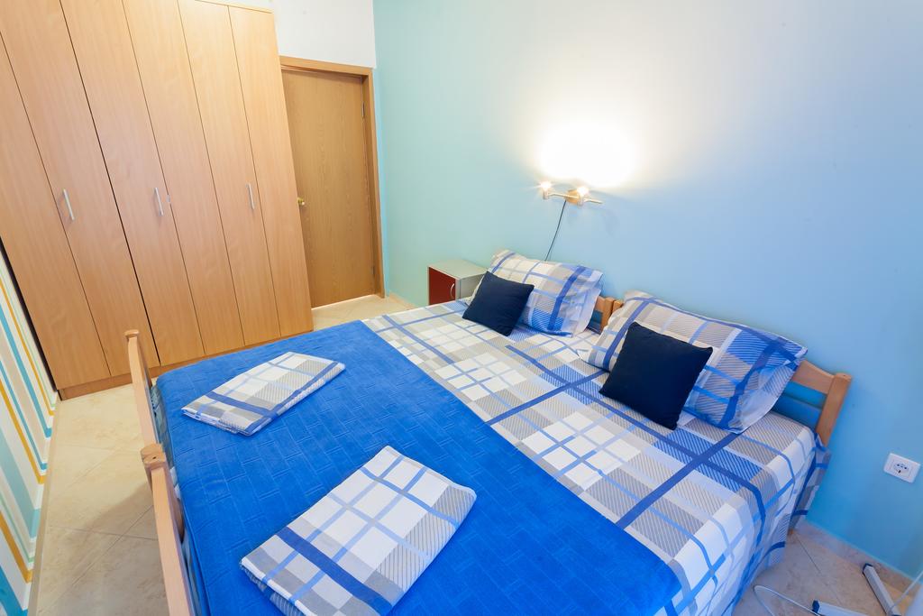Gemütliches Schlafzimmer mit Doppelbett und Kleiderschrank in einem Haus in Krymovice, Montenegro: Innenraum mit blauen Wänden.