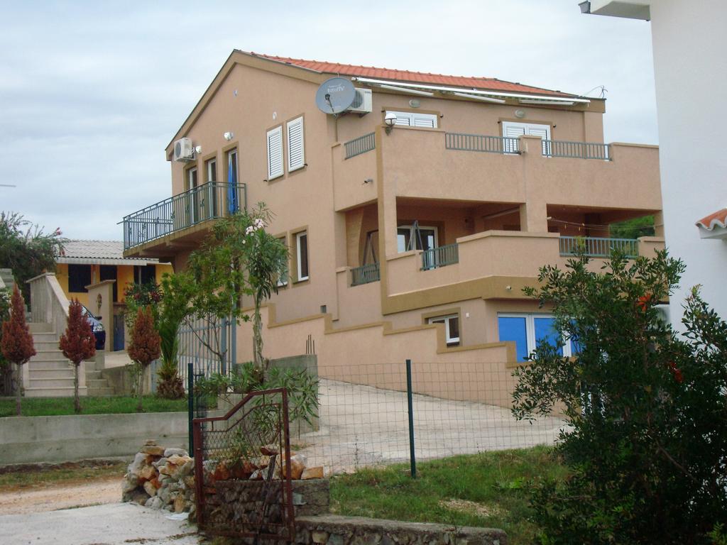 Zweistöckiges Haus mit Terrassen und Ziegeldach im Ort Krymovica, Montenegro: Ansicht der Fassade und des Grundstücks.
