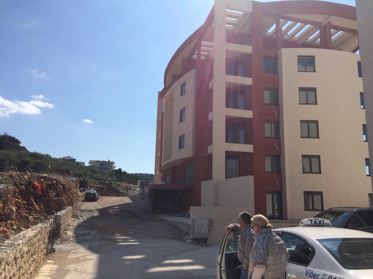 Modernes Mehrfamilienhaus in Dobri Vody, Montenegro: Blick auf die Fassade des Gebäudes und das angrenzende Grundstück.