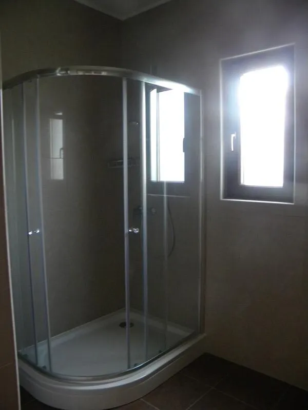 Modernes Badezimmer mit Duschkabine in einer Villa, Herceg Novi, Montenegro: stilvolle Ausstattung und Fenster.