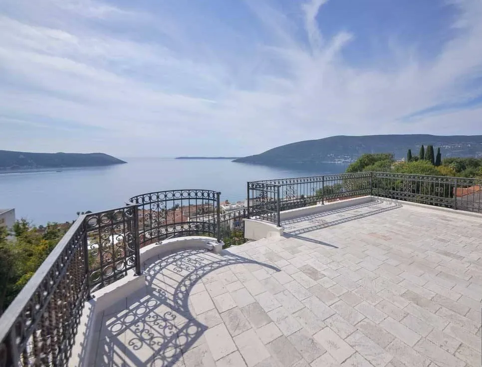 Geräumige Terrasse mit schmiedeeinfachem Geländer und Panoramablick auf das Meer und die Berge, Villa in Herceg Novi, Montenegro.