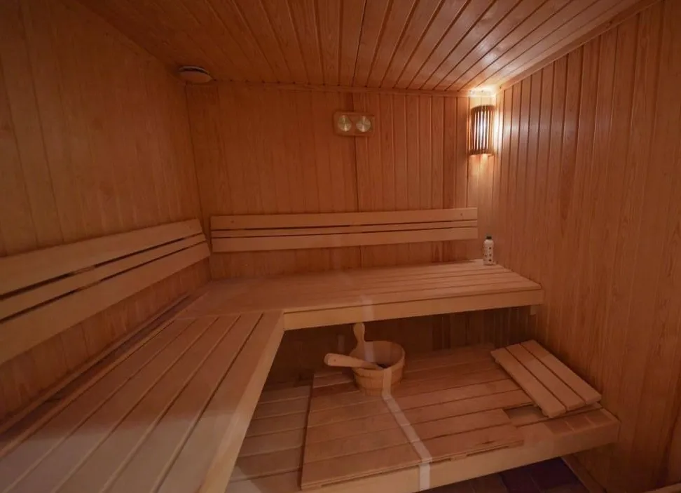Holzsauna mit Bänken und Badeaccessoires in einer Villa in Herceg Novi, Montenegro.