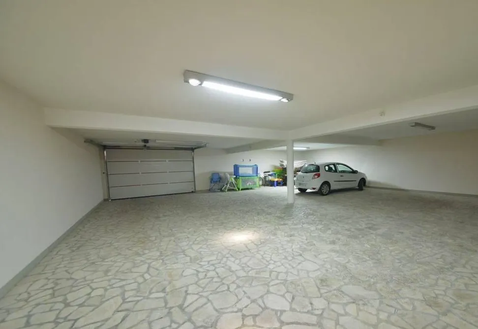 Geräumige überdachte Garage mit Steinboden und automatischem Tor in einer Villa in Herceg Novi, Montenegro.