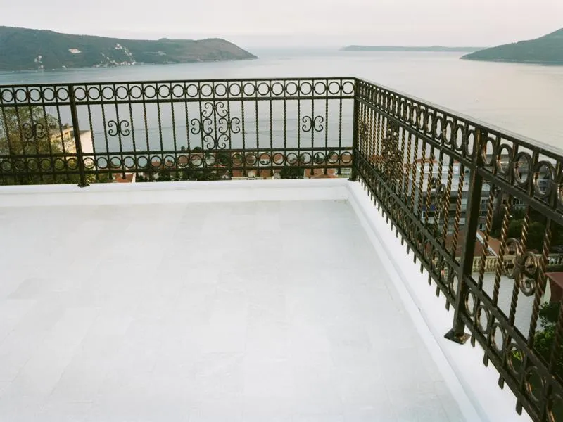 Geräumige Terrasse mit schmiedeeisernem Geländer und Panoramablick auf das Meer und die Berge, Villa in Herceg Novi, Montenegro.