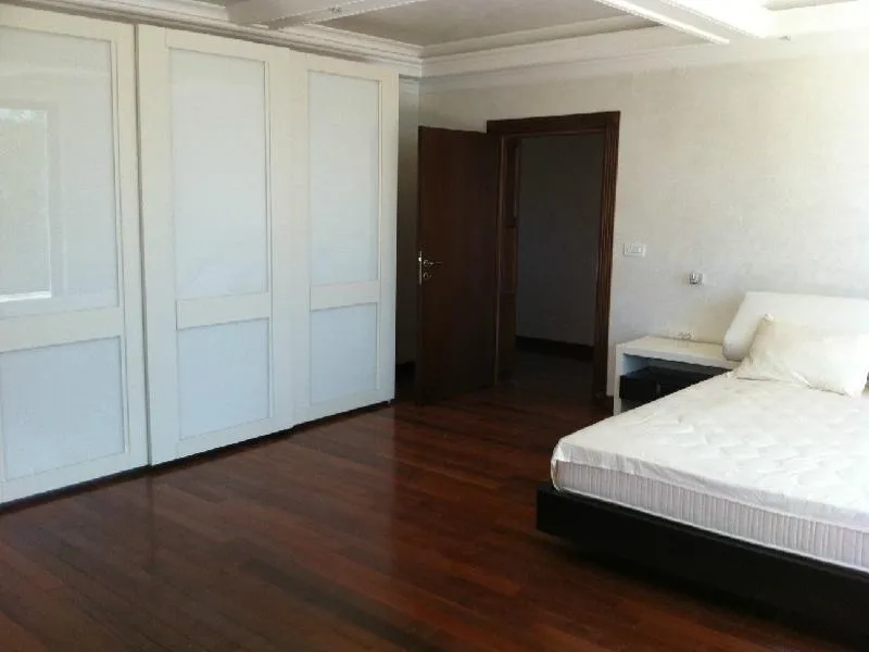 Geräumiges Schlafzimmer in einer Villa in Herceg Novi, Montenegro: Doppelbett, Einbauschrank und Parkettboden.