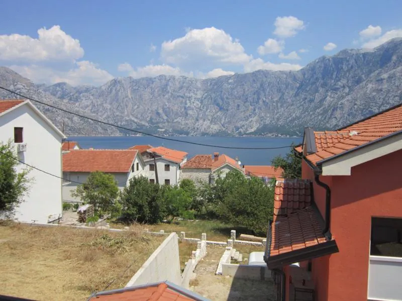 Panoramablick auf die Bucht von Kotor und die Berge vom Haus in Kotor, Montenegro: Ziegeldächer und das Grundstück rund ums Haus.