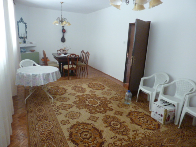 Wohnzimmer in einem Haus in Kumbor, Montenegro: Essbereich, Parkettboden, klassischer Teppich und helle Möbel.
