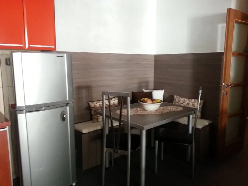 Küche mit Essbereich und Kühlschrank in einer Wohnung zum Verkauf, Budva, Montenegro.