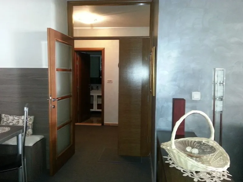 Innenraum des Wohnzimmers in einer Wohnung in Budva, Montenegro: Holztüren, dekorativer Putz und Dekor.