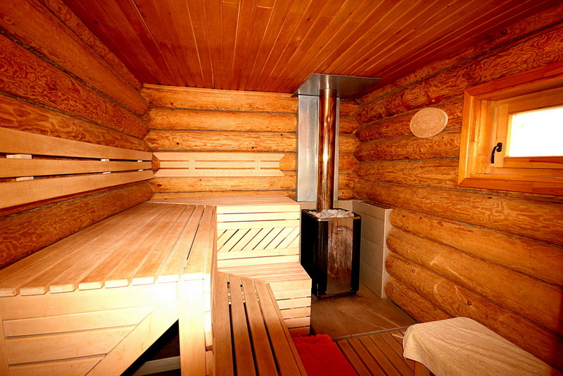 Saunaraum aus Holz mit Ofen und Holzbänken