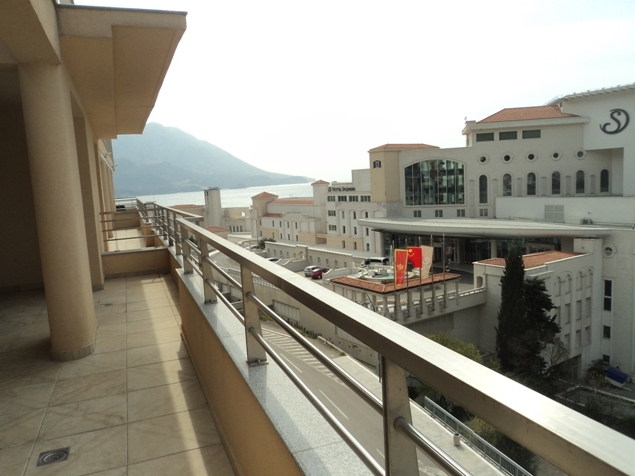 Geräumiger Balkon der Wohnung in Bečići, Montenegro, mit Blick auf das Hotel Splendid, das Meer und die Berge.
