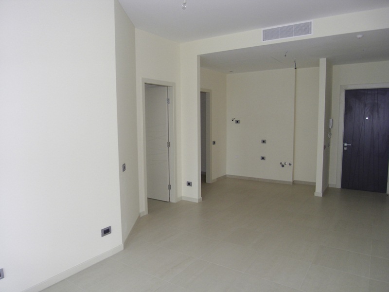 Helles Wohnzimmer in einem Neubau in Budva, Montenegro: Fertigstellung, Fliesenboden, Innentüren und Klimaanlage.