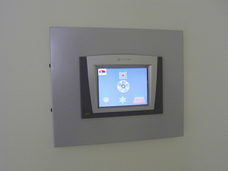 Touchscreen-Bedienpanel für das Smart-Home-System in einer modernen Wohnung in Budva, Montenegro.