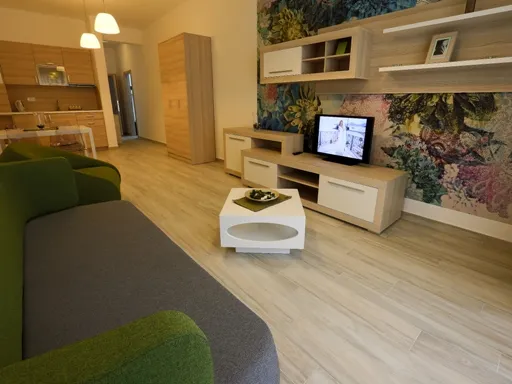 Wohnzimmer mit Sofa, Couchtisch, TV-Möbel und Wandkunst
