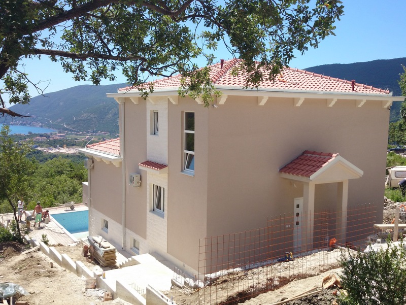 Dvospratna kuća sa bazenom i pogledom na more u Herceg Novom, Crna Gora: moderna fasadna obrada i krov od crepa.