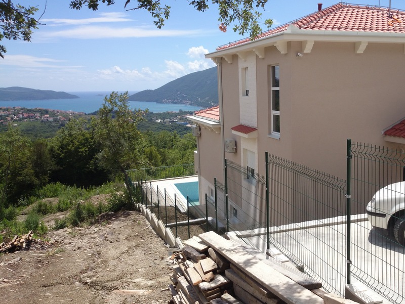 Dvospratna kuća sa bazenom i panoramskim pogledom na more u Herceg Novom, Crna Gora, u pozadini planina i zelenila.