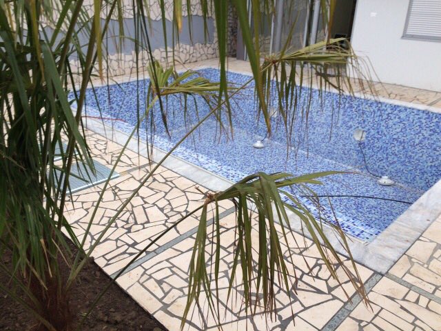 Privater Pool mit Mosaikverkleidung und Terrasse aus Naturstein am Haus in Šušanj, Montenegro.