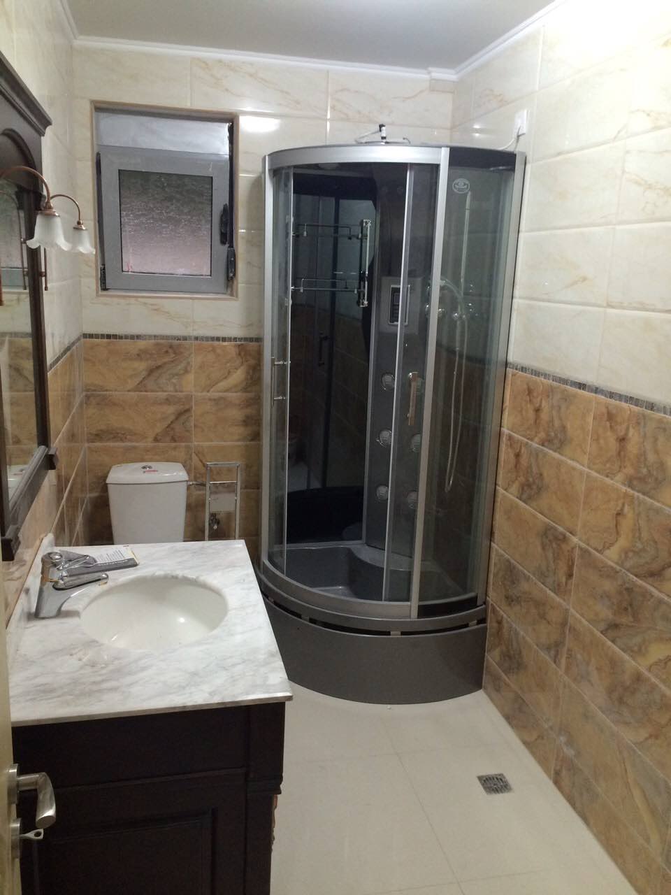 Badezimmer im Haus, Shushan, Montenegro: Duschkabine, Waschtisch mit Marmorplatte und helle Wandfliesen.