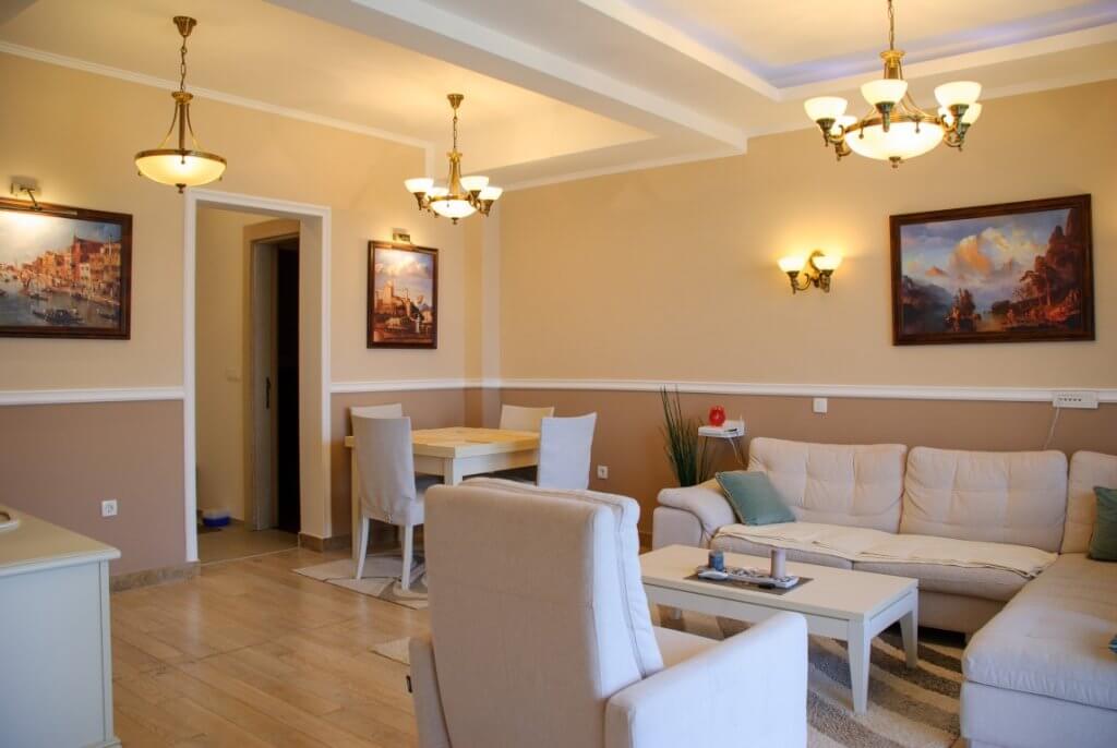 Salon lumineux avec mobilier blanc et intérieur classique dans un appartement à vendre à Kotor, Monténégro.