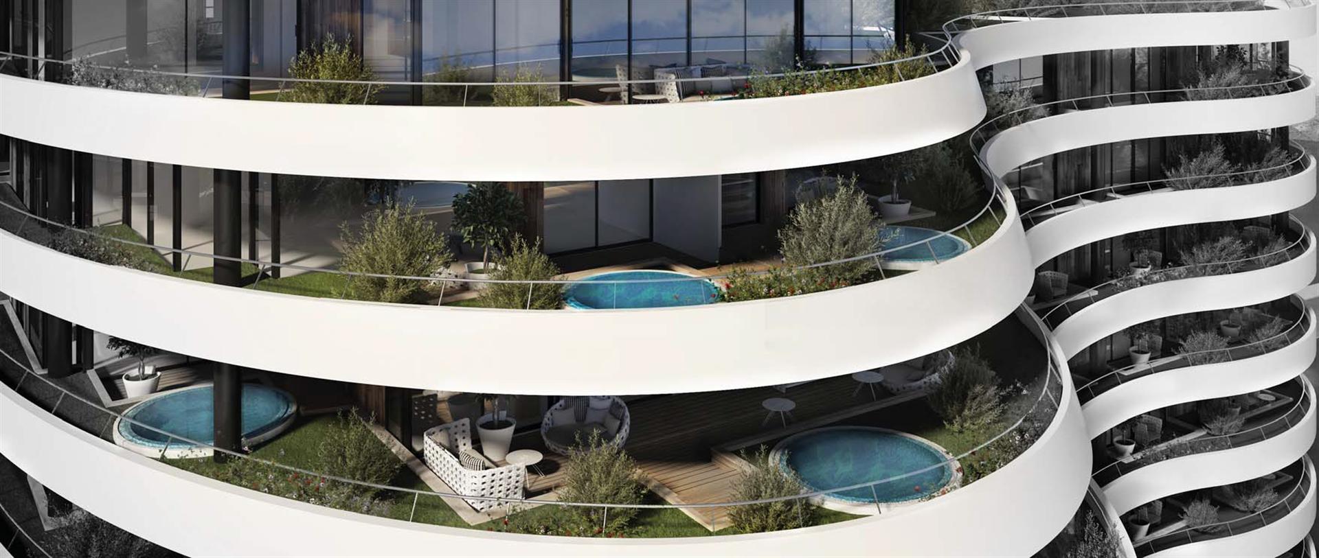 Moderne Terrassen mit privaten Pools und Ruhebereich in einer exklusiven Wohnanlage, Budva, Montenegro.