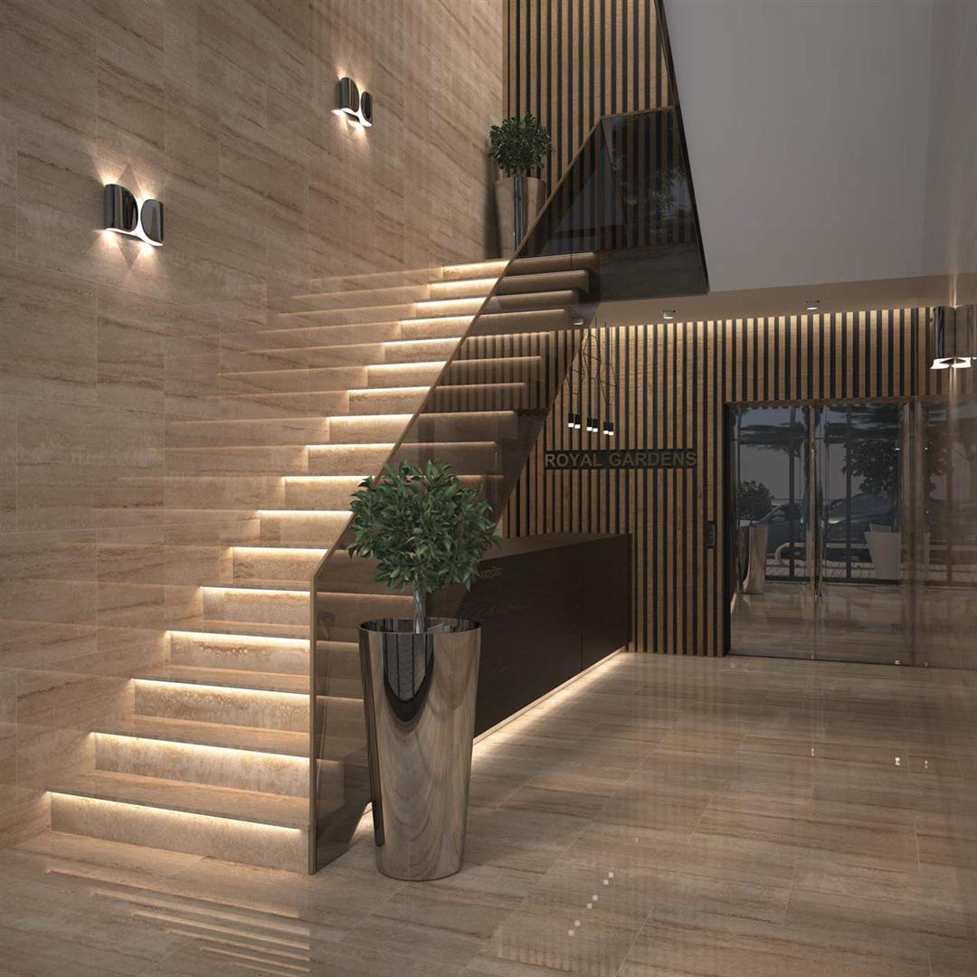 Modernes Interieur der Lobby des ЖК Royal Gardens in Budva, Montenegro: Treppe mit Beleuchtung und Steinverkleidung.
