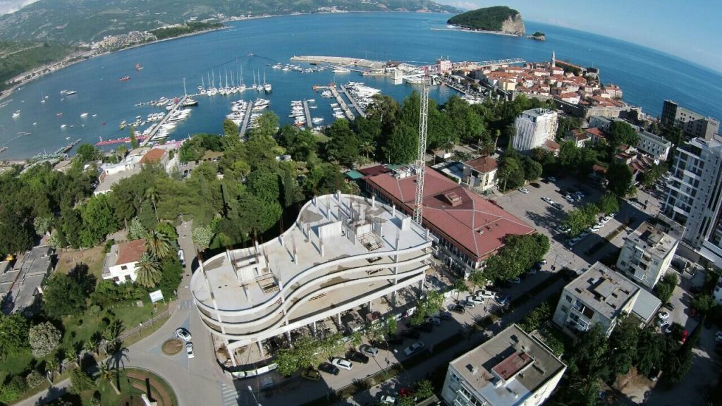 Im Bau befindliche Wohnanlage in Budva, Montenegro: Luftaufnahme des Objekts am Meer und des Yachthafens der Altstadt.