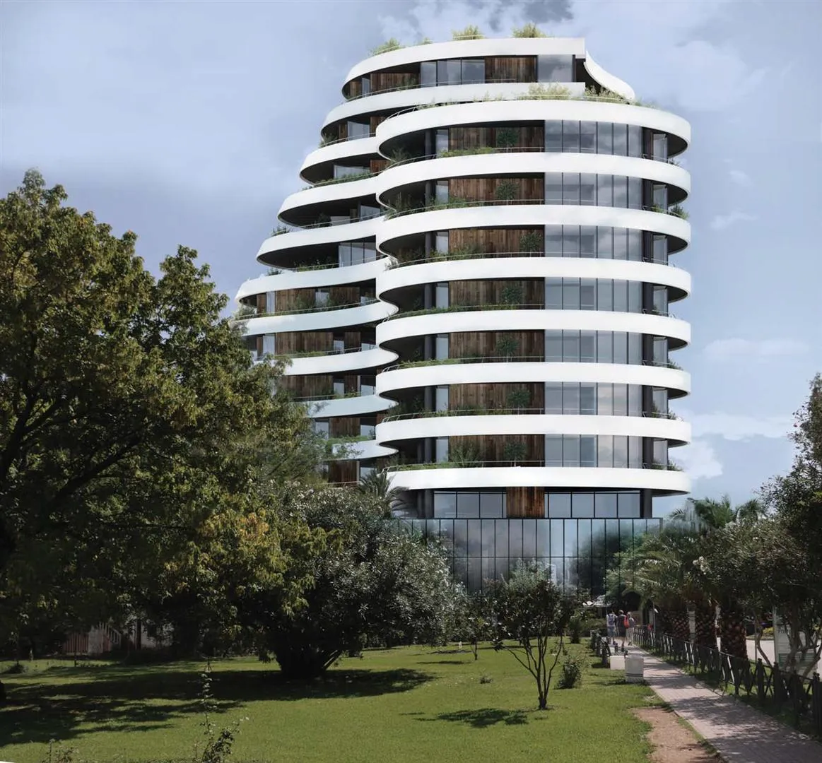Moderner Wohnkomplex mit Panoramaterrassen und Begrünung in Budva, Montenegro: Blick auf die Gebäudefassade.