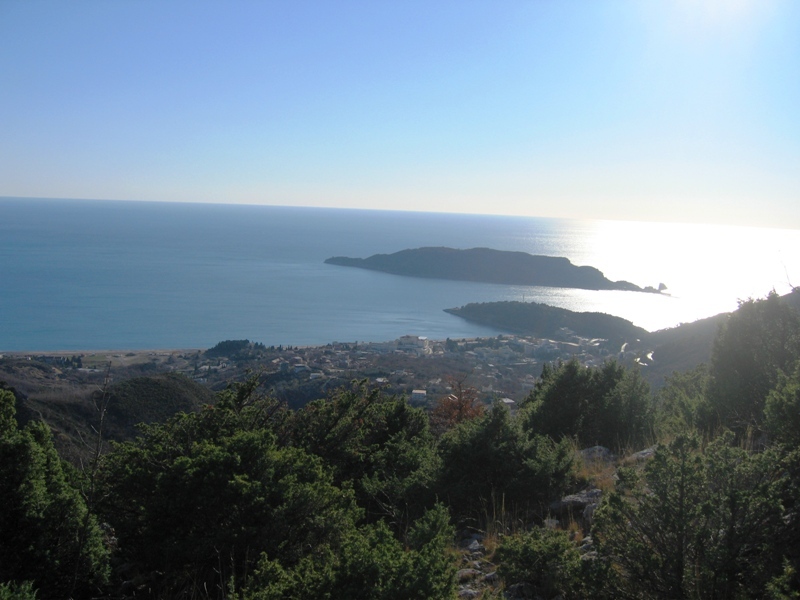 Panoramablick auf das Meer, die Insel des Heiligen Nikolaus und Budva von einem Grundstück in Montenegro, Blick von oben.