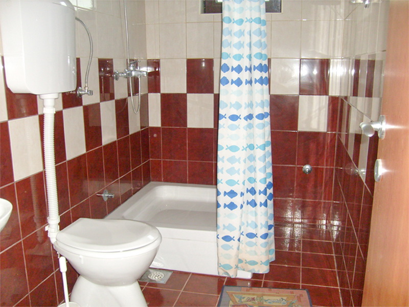 Badezimmer mit Duschkabine und Fliesen in Villa Nr. 446 in Prčanj, Montenegro: Innenraum des Badezimmers mit Sanitäranlagen.