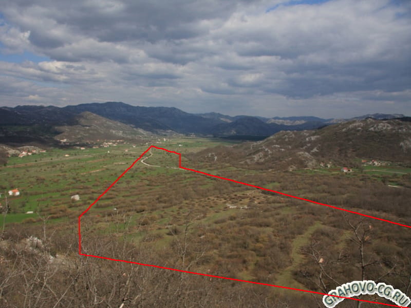 Działka na sprzedaż w Grahovo, Nikšić, Czarnogóra: panoramiczny widok na górską dolinę i granice terenu.