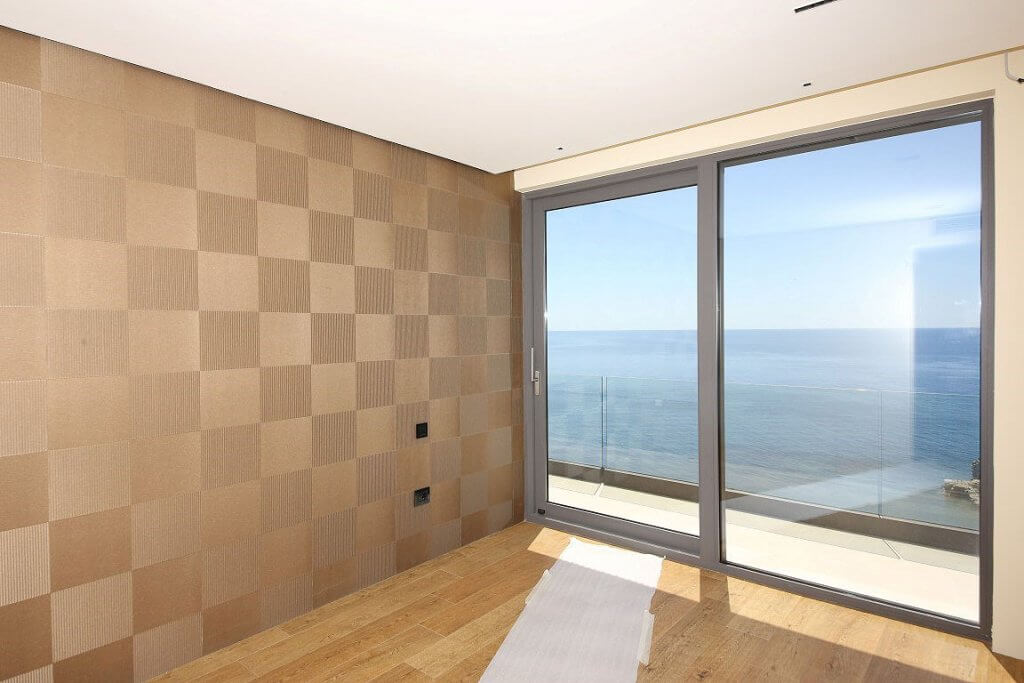 Wohnzimmer mit Panoramablick auf das Meer in einer exklusiven Villa in Budva, Montenegro: дизайнерische Wandgestaltung und Parkett.