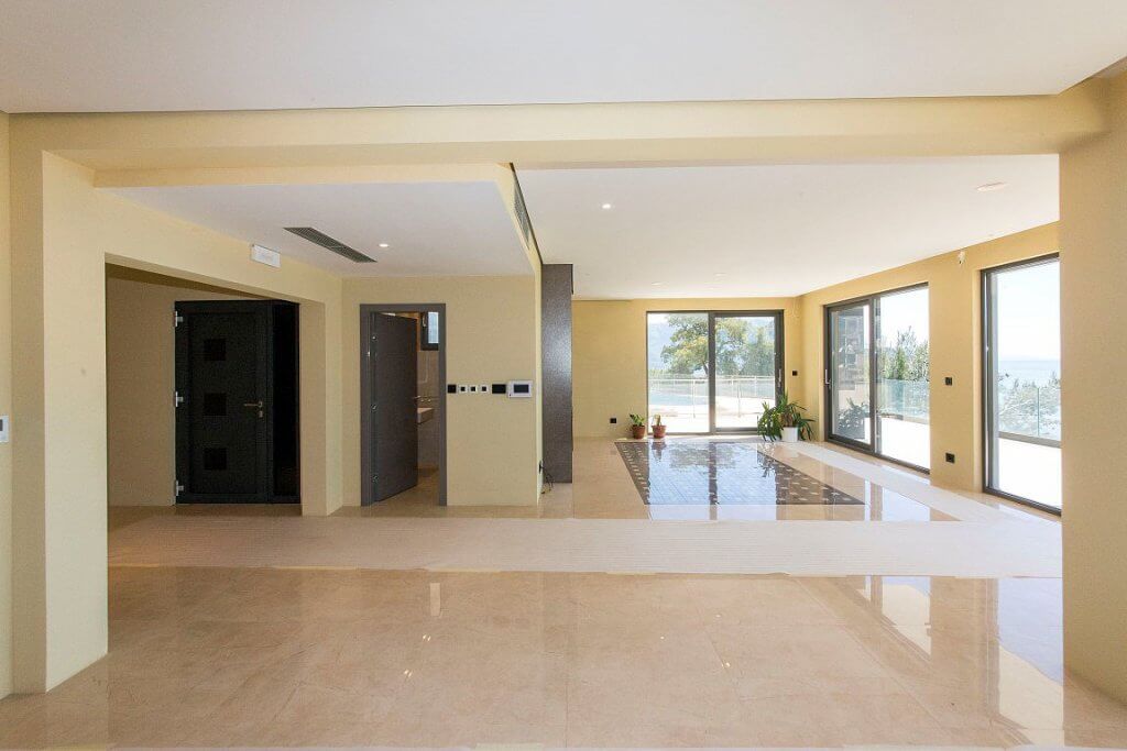 Geräumiges Wohnzimmer mit Panoramafenstern und Meerblick in einer modernen Villa, Budva, Montenegro.