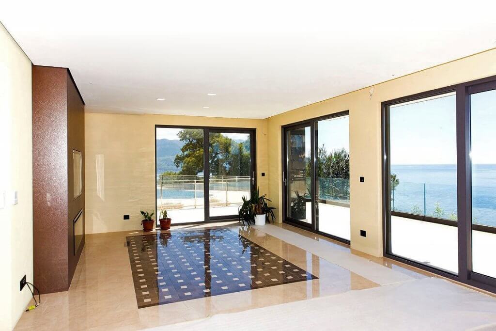 Wohnzimmer mit Panoramafenstern und Meerblick in einer exklusiven Villa, Budva, Montenegro: Marmorboden und modernes Design.