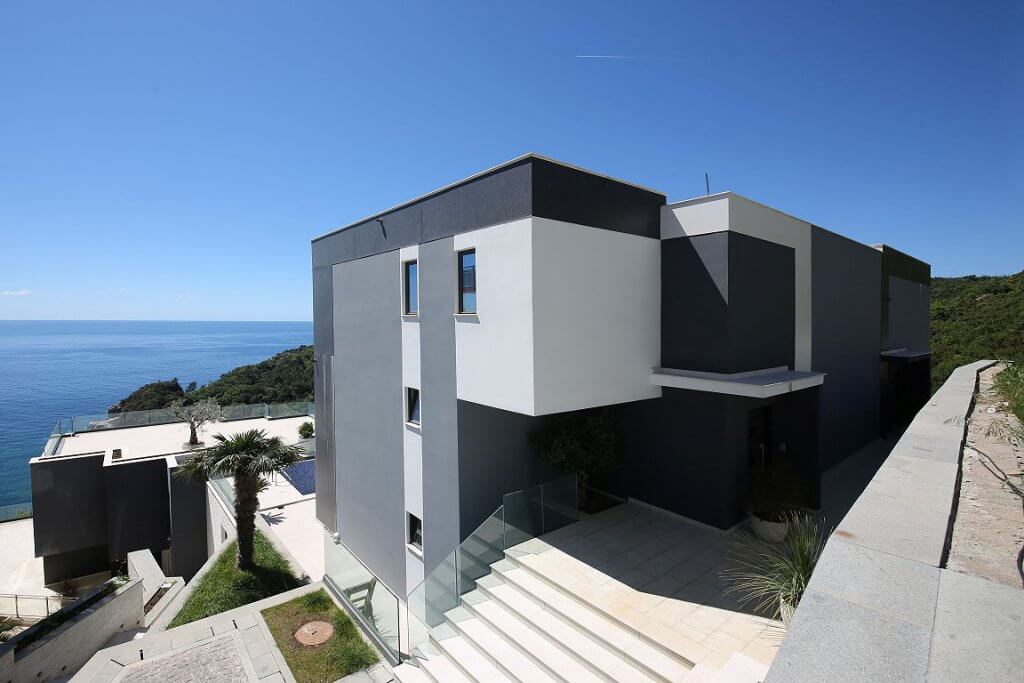 Moderne Hightech-Villa mit Pool und Meerblick in Budva, Montenegro. Hausfassade mit Terrasse.