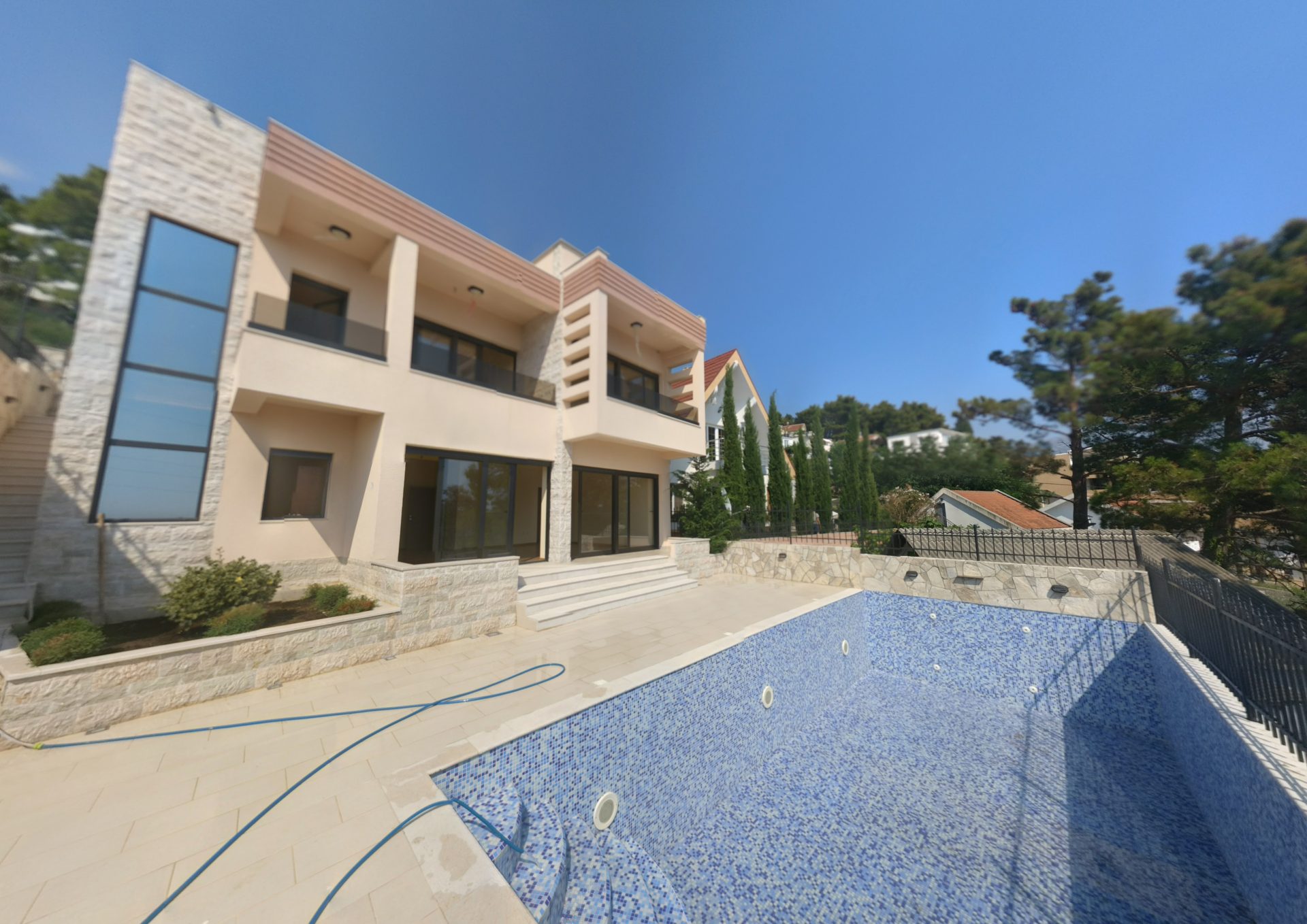 Moderne Villa mit Pool und Terrasse in Šušanj, Montenegro: Steinfassade, Panoramafenster und Landschaftsgestaltung.