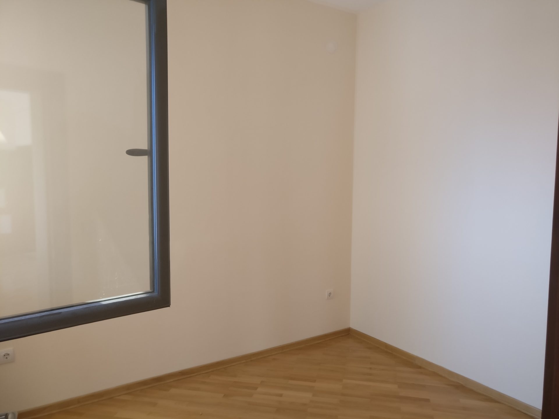 Helles Wohnzimmer mit Panoramafenster und Parkettboden in einem Haus zum Verkauf, Shushan, Montenegro.