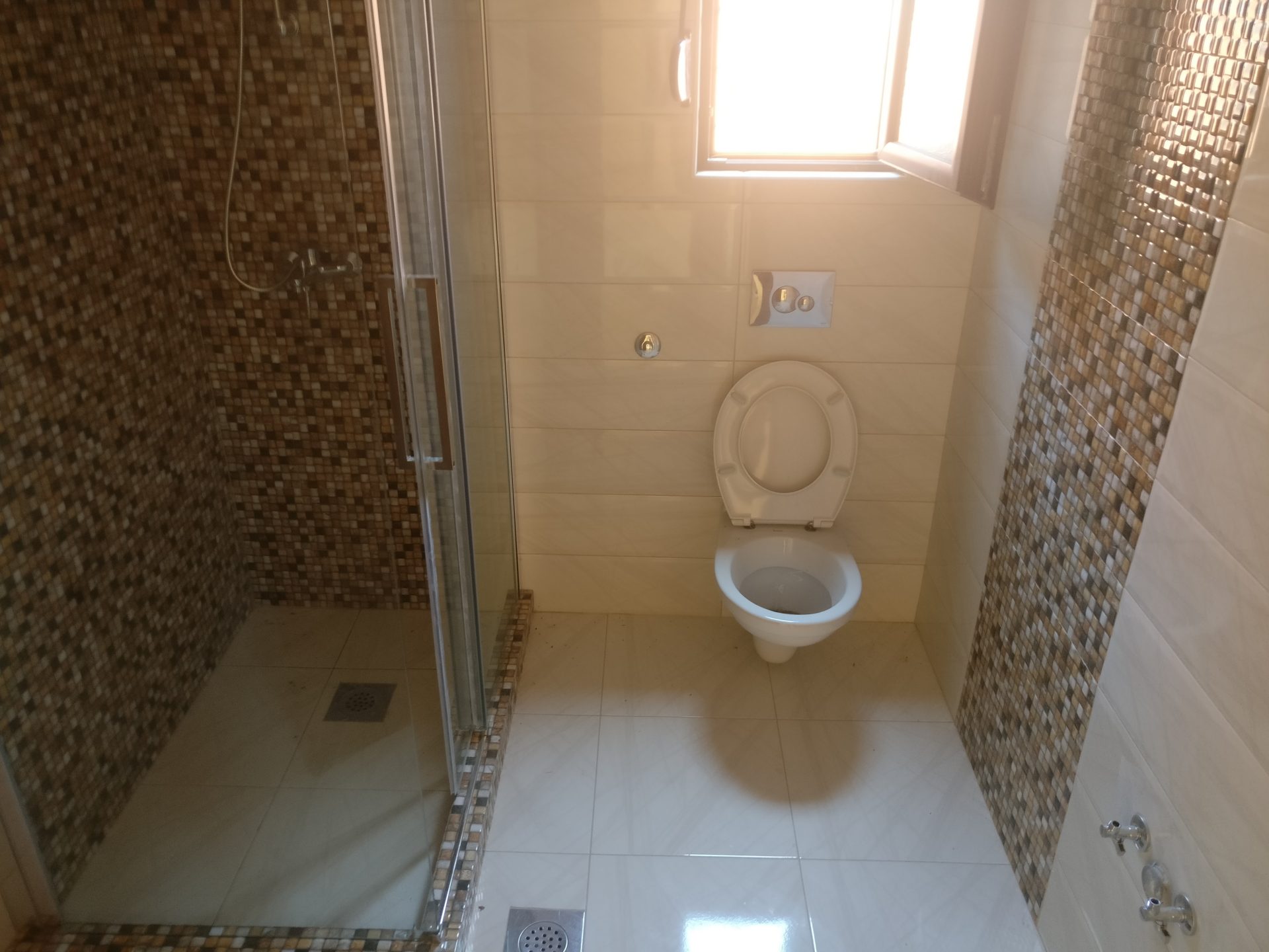 Modernes Badezimmer mit Duschkabine und Hänge-WC in einem Haus, Shushan, Montenegro.