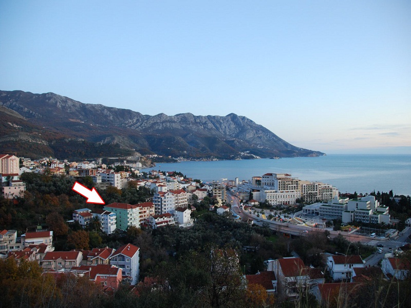 Blick auf eine Küstenstadt mit Bergen im Hintergrund
