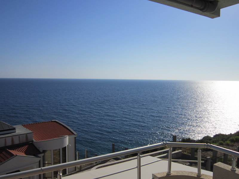 Panoramablick auf die Adria vom Balkon eines Hauses in Utjeha, Montenegro: Terrasse mit Metallgeländer.